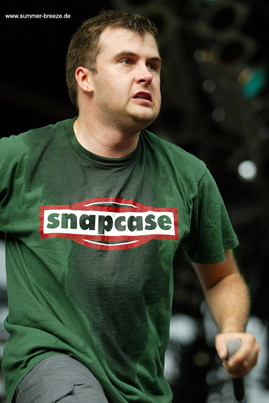 Bild eines Mitglieds der Band Napalm Death beim Live Auftritt auf dem Summer Breeze 2003.